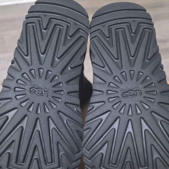 Brand new Ugg Black Belted Cassidee size 5 womens - Picture 2 of 4